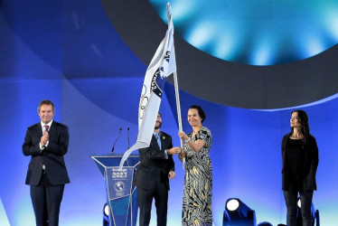 En noviembre, la ministra del Deporte, Astrid Rodríguez, recibió la bandera de los Juegos Panamericanos, al término de las justas de Santiago 2023.