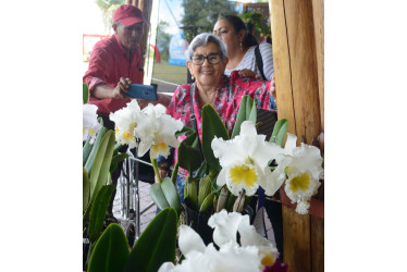 La felicidad de Margarita Arango de Loaiza en su llegada a la Exposición Nacional de Orquídeas. 