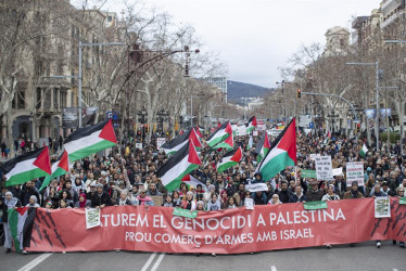 Manifestación de la coalición de entidades "Basta de complicidad con Israel" para exigir al Gobierno que cese la compra y venta de armas con el país hebreo, este domingo, en Barcelona.