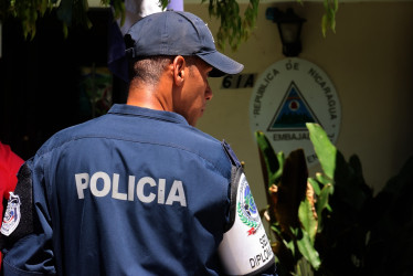 La Policía de Panamá permanece a las afueras de la embajada de Nicaragua.