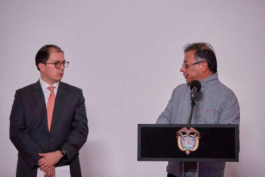 Francisco Barbosa (izquierda) terminará su período como fiscal General de la Nación el próximo 12 de febrero. Desde que Gustavo Petro es el presidente de la República, ambos han tenido fuertes desacuerdos.