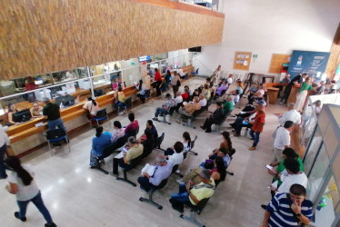 Ciudadanos pagando el predial en las oficinas de la Unidad de Rentas de la Alcaldía de Manizales