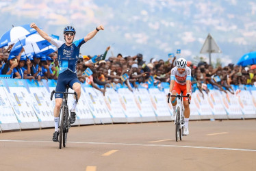 'Pácora', como es conocido Jhónatan Restrepo (derecha), ocupó el segundo lugar de la etapa de este viernes y es tercero en la general del Tour de Ruanda, que termina el domingo. El ganador de la jornada fue el inglés Joseph Blackmore.
