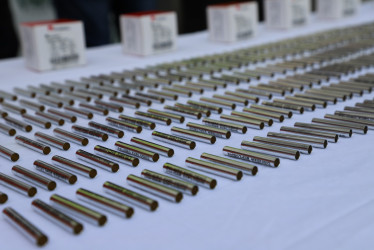 En 10 cajas de cartón, la Policía halló que los capturados llevaban 1.000 unidades de fulminante común #8 - 45 milímetros en aluminio.