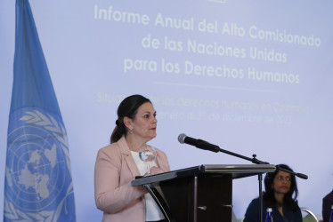 La representante en Colombia de la Oficina de la ONU para los Derechos Humanos, Juliette de Rivero, habla este miércoles durante la presentación del más reciente informe sobre la materia en el país, en Bogotá (Colombia).
