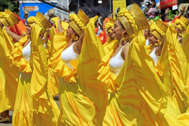 Integrantes de una comparsa bailan durante la tradicional Batalla de Flores, el primer desfile del Carnaval de Barranquilla