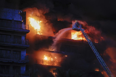 Bomberos trabajan en apagar incendio en un edificio de Valencia (España)