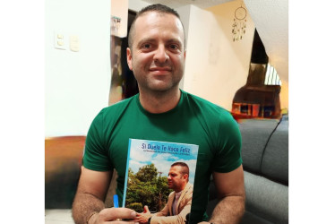 Leonardo Aristizábal con su primer libro Si duele te hace feliz.