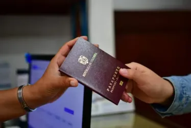 Entrega pasaporte colombiano