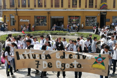 Protesta de comunidad educativa del colegio 7 de Agosto en la Plazoleta de la Alcaldía de Manizales. 