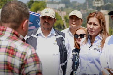 La procuradora segunda delegada para la contratación estatal, Marcela Sáenz, acompañada de su equipo en la visita a la PTAR Los Cámbulos en Manizales. 
