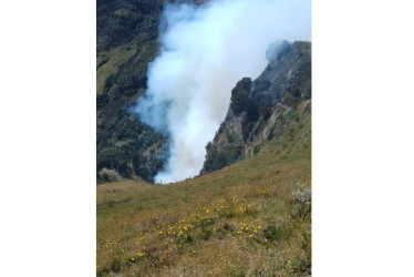 El incendio de capa vegetal por el sector de El Sifón en el Parque Nacional Natural Los Nevados.