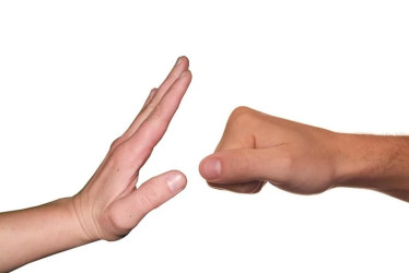 Una mano abierta y otra mano con el puño cerrado