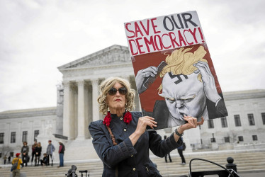 Manifestantes en contra de la candidatura de Trump protestaron frente a la Corte Suprema de EE.UU.