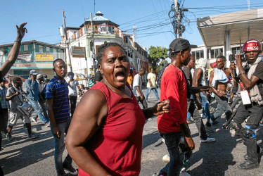 Foto | EFE | LA PATRIA Manifestantes protestan para exigir la renuncia del primer ministro, Ariel Henry, en Puerto Príncipe (Haití). 