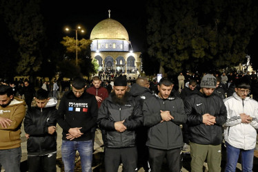 Foto | EFE | LA PATRIA  Los palestinos asisten a la oración Tarawih en el recinto de la Mezquita de al-Aqsa en la Ciudad Vieja de Jerusalén durante el primer día del mes sagrado de ayuno del Ramadán.