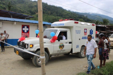 REPRODUCCIÓN | LA PATRIA  Alias Gafas guerrillero del Emc corta la cinta inaugural de una ambulacia en San Juan del Micay, Cauca. La disidencia también donó plata para su compra.