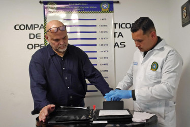 El 27 de febrero, el excomandante de las Autodefensas Unidas de Colombia Salvatore Mancuso (izq.) llegó deportado a Colombia. En la foto, su registro de entrada a la cárcel La Picota.