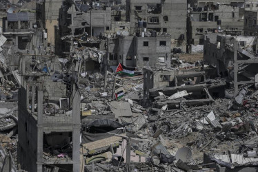 La bandera palestina ondea rodeada por los escombros de edificios destruidos tras una operación militar israelí en Khan Younis, en el sur de la Franja de Gaza, este miércoles.