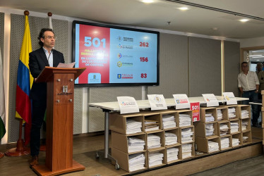 Federico Gutiérrez, alcalde de Medellín, presentó una montaña de documentos recopilados con técnicas de auditoría forense "que comprometen a la pasada administración" de la capital antioqueña, encabezada por Daniel Quintero.