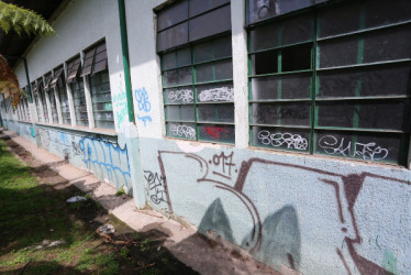 En ventanas y muros se ven plasmados en gran mayoría los grafitis y garabatos  Foto Luis Fernando Trejos /Q'HUBO