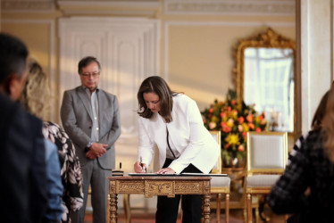 Luz Cristina López durante su posesión como ministra del Deporte en la Casa de Nariño acompañada del presidente, Gustavo Petro. 
