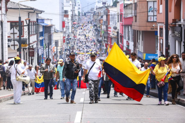Cientos de personas se desplazaron desde el sector de El Cable hasta la Plaza de Bolívar de Manizales protestando contra el Gobierno nacional.
