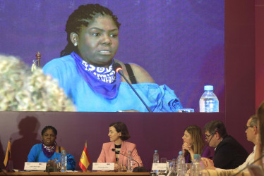 La vicepresidenta de Colombia, Francia Márquez (i), habla junto a la secretaria de Estado de Cooperación Internacional de España, Eva Granados (c), durante la instalación de la V Sesión de la Mesa de Alto Nivel para la prevención de feminicidios y otras violencias contra la mujer, este viernes en Cartagena 
