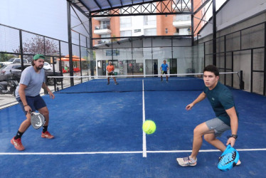 Desde febrero pasado dos nuevos espacios deportivos, para practicar el pádel, se abrieron en Manizales. Pádel Place, en Expoferias, y Open Pádel, en el sector El Cable (antiguo mall de Conavi) traen este deporte a la ciudad.
