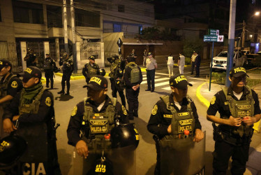 La casa de la presidenta de Perú, Dina Boluarte, fue allanada cerca de la medianoche de este viernes por un equipo de fiscales y agentes de la Policía Nacional 