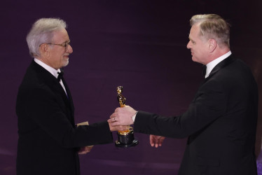 Christopher Nolan recibe el Oscar a mejor director por su película Oppenheimer de las manos de Steven Spielberg. 