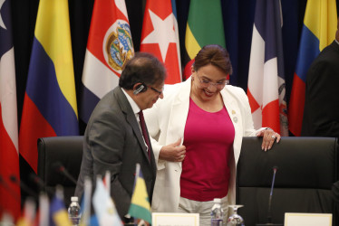 El presidente de Colombia, Gustavo Petro (i), interactúa con la presidenta de Honduras, Xiomara González, durante el inicio de la VIII cumbre de la Comunidad de Estados Latinoamericanos y Caribeños (Celac) este viernes, en Kingstown (S. Vicente y Granadinas).