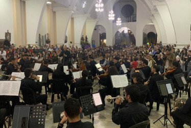 La Orquesta Sinfónica de Caldas en el templo Santa Bárbara en Anserma.
