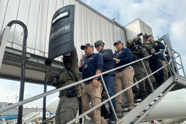Fotografía cedida por la Policía de Colombia que muestra al exjefe paramilitar Salvatore Mancuso (3-i), quien fue comandante de las Autodefensas Unidas de Colombia (Auc), tras su llegada el martes al país procedente de Estados Unidos.