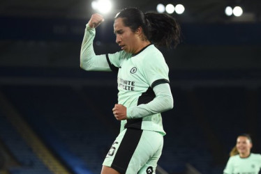 Mayra Ramírez celebra su anotación. Es su segundo gol con el Chelsea.