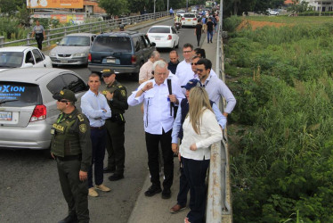 El director del Servicio de Instrumentos de Política Exterior (FPI, sigla en inglés) de la Unión Europea, Peter Wagner (c), recorre el Puente Simón Bolívar, en Cúcuta.