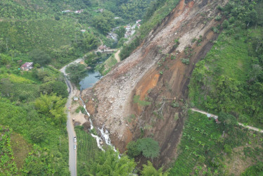 Imágenes del sobrevuelo de la Secretaría de Medio Ambiente y Corpocaldas por el derrumbe en el río Santo Domingo en Manzanares (Caldas).