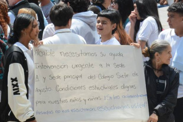 Foto I Freddy Arango I LA PATRIA  Comunidad del colegio Siete de Agosto, con un plantón, exigió obras en dos sedes. 
