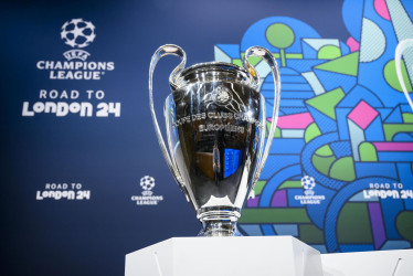 El trofeo de la Liga de Campeones aparece durante el sorteo de los cuartos de final de la Liga de Campeones en la sede de la UEFA en Nyon, Suiza, este 15 de marzo del 2024.