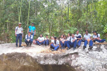 Alumnos del colegio del resguardo indígena de Cañamomo Lomaprieta estuvieron en una salida pedagógica por el sector de la Rueda para reconocer el territorio y conmemorar el Día Internacional de los Bosques.
