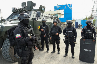 Agentes de la Policía de Ecuador vigilaron el operativo de llegada del exvicepresidente Jorge Glas a la cárcel La Roca.
