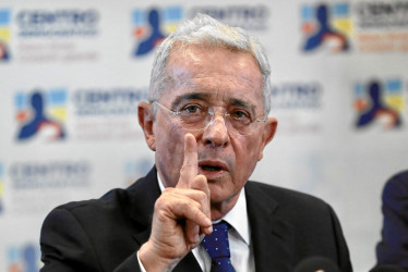 Foto | EFE | LA PATRIA Álvaro Uribe pasó de acusar a terminar acusado en juicio.