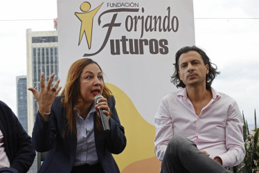 Nora Saldarriaga, directora de la fundación Forjando Futuro, e Ilhan Can participan en la presentación del informe de restitución de tierras este en Bogotá (Colombia).