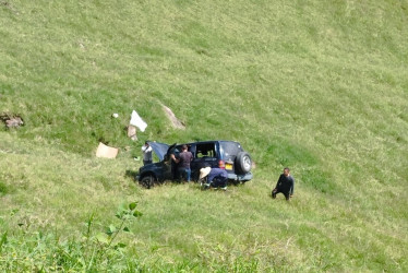 Una Mitsubishi Montero rodó por un potrero tras salirse de la carretera en el sector de La Gruta, cerca de Neira.