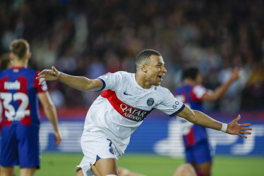 El delantero Kilyam Mbappe celebra uno de los cuatro goles conseguidos por el París Saint-Germain durante el encuentro correspondiente a la vuelta de los cuartos de final de la Liga de Campeones que FC Barcelona y PSG disputaron este martes en el Olímpico Lluis Company, en Barcelona.
