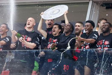Los jugadores de Leverkusen celebran el campeonato de la Bundesliga después del partido de fútbol entre Bayer 04 Leverkusen y SV Werder Bremen en Leverkusen, Alemania.