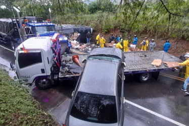 Un tractocamión, un camión, una grúa y un vehículo particular fueron los involucrados en la colisión.