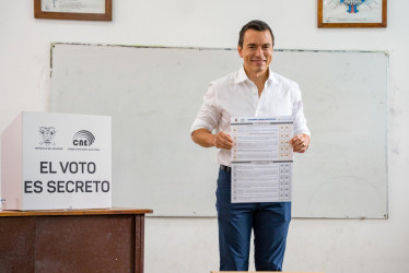 El presidente de Ecuador, Daniel Noboa, votó el referéndum de once preguntas este domingo en Olón (Ecuador).