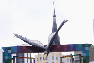 El Cóndor Baja, obra del maestro Luis Guillermo Vallejo, es la última escultura puesta en Manizales para resaltar las aves y la biodiversidad del municipio. En la ciudad hay 10 monumentos más ubicados en avenidas y parques.