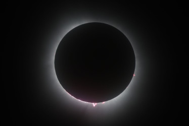 Los efectos de las cuentas de Baily y el anillo de diamantes durante el eclipse solar total en Veterans Memorial Park en Dripping Springs, Texas, EE. UU., 08 de abril de 2024.